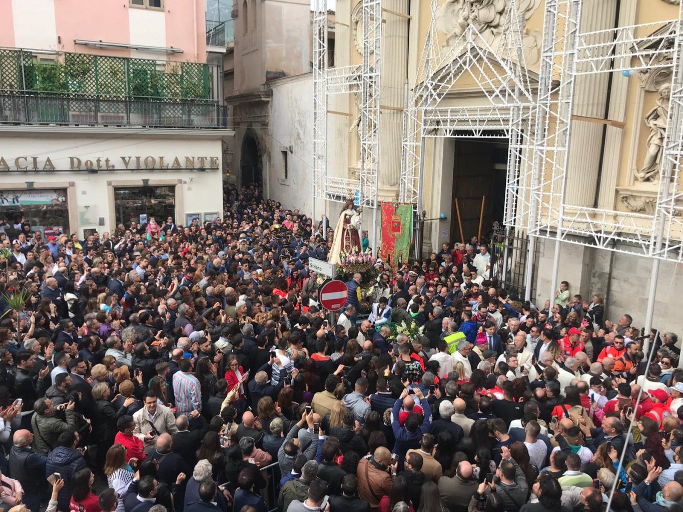 Processione della Madonna tra la folla