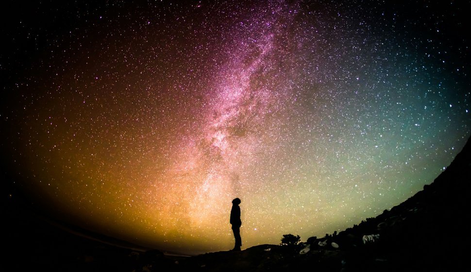 In astrologia, osservare il cielo riconduce l’uomo a sé stesso.