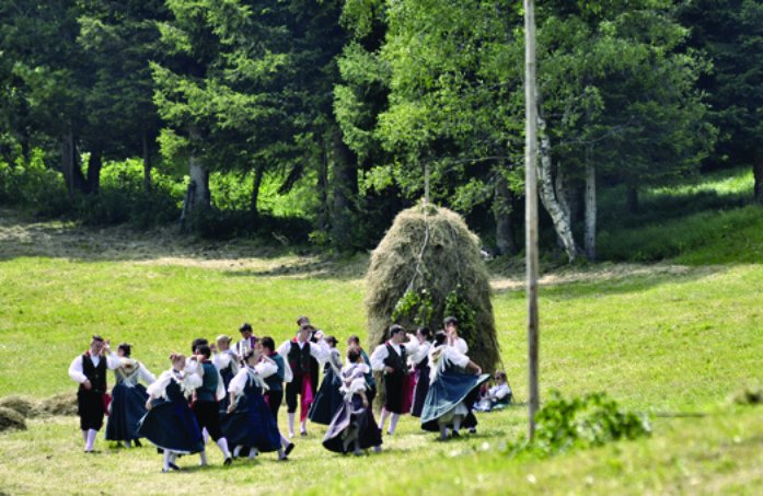 Esibizione del gruppo folkloristico di Pasian di Prato in balli della tradizione.