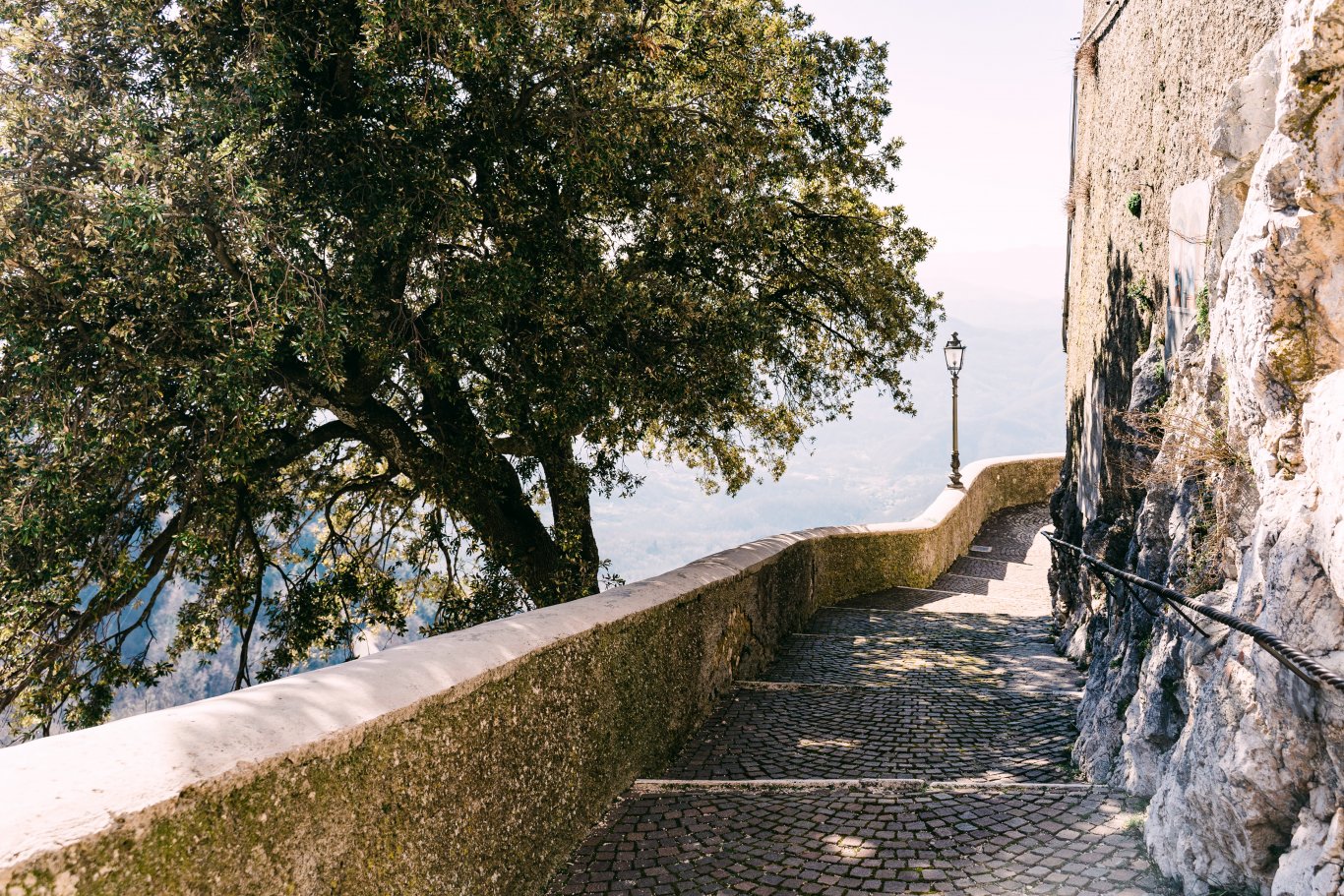 Un sentiero medievale nel comune di Cervara di Roma, Lazio, Italia