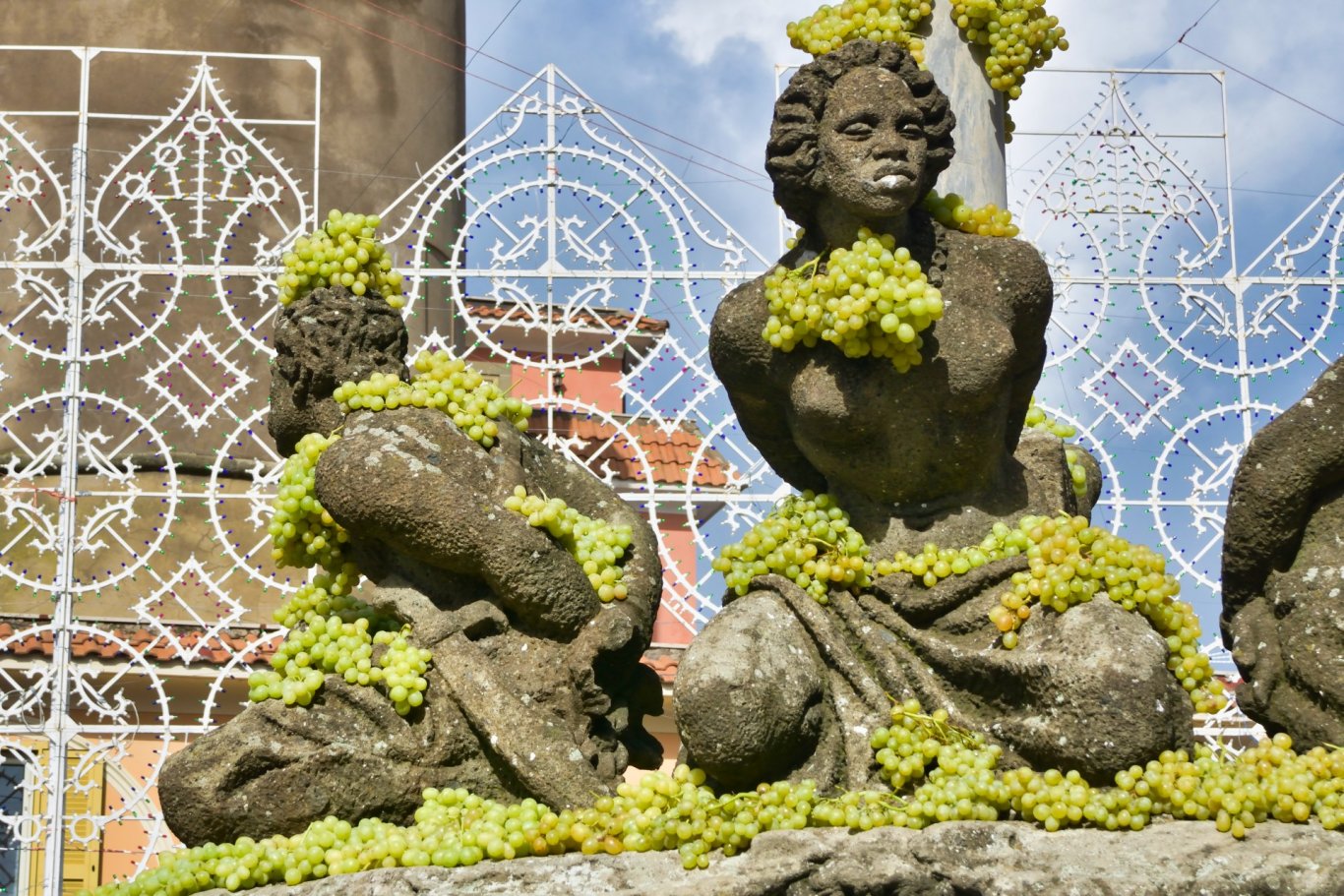 Particolare della Fontana dei Mori di Marino, decorata con grappoli d'uva nei giorni di festa.