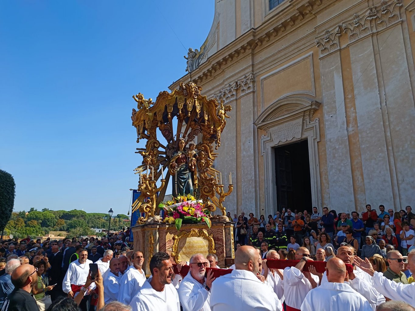 La solenne processione si snoda per le vie del centro storico di Marino.