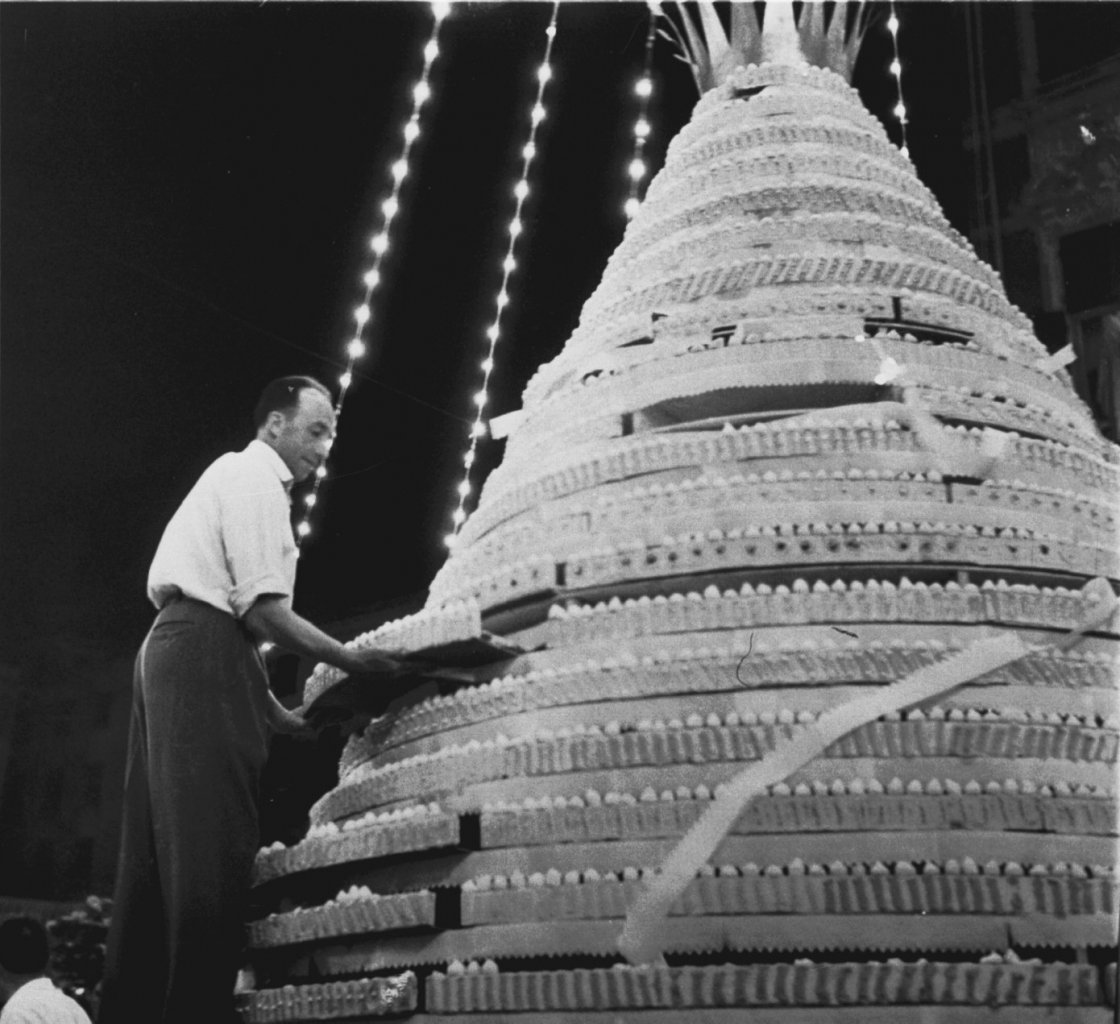 Servire le fette di torta, foto degli anni '50