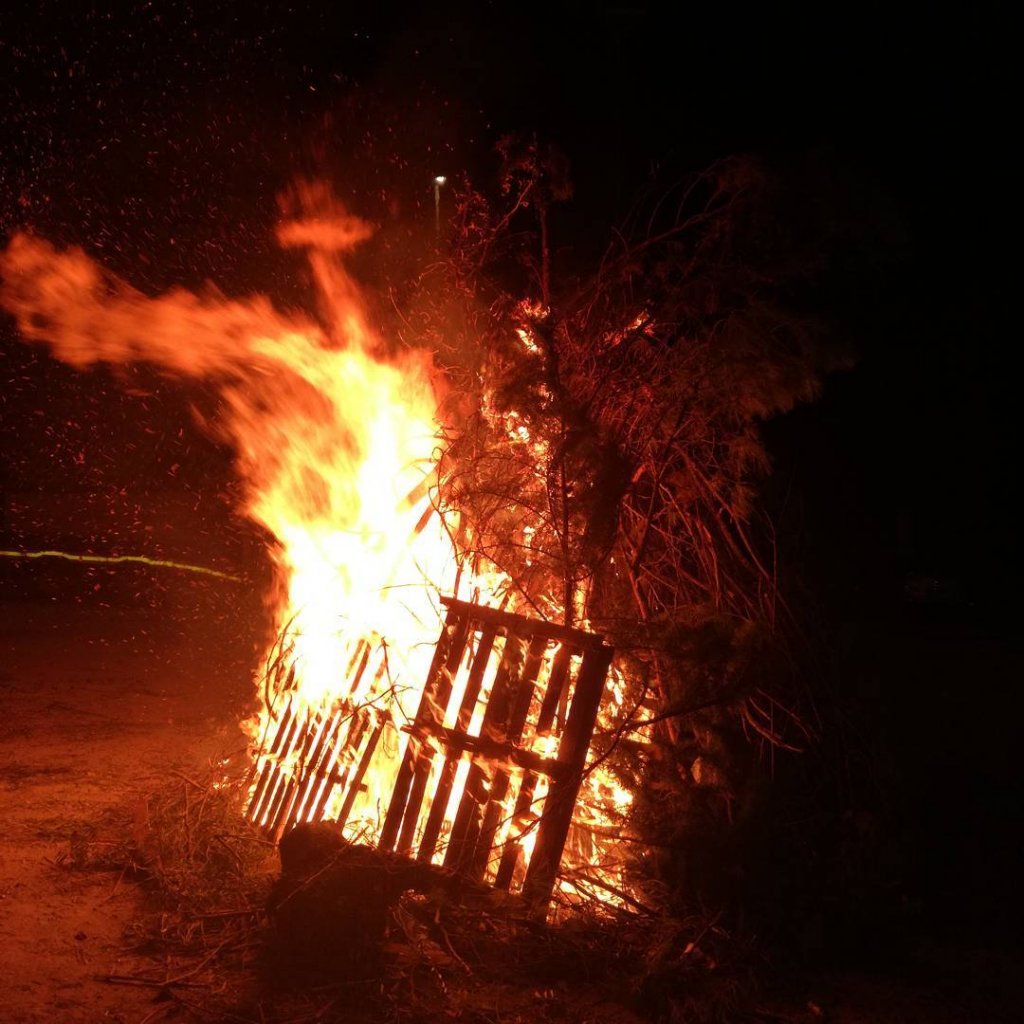Il legno prende fuoco nella notte