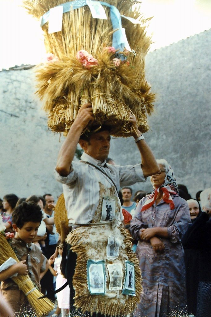 Un portatore di corona di fiori durante la parata del 1984