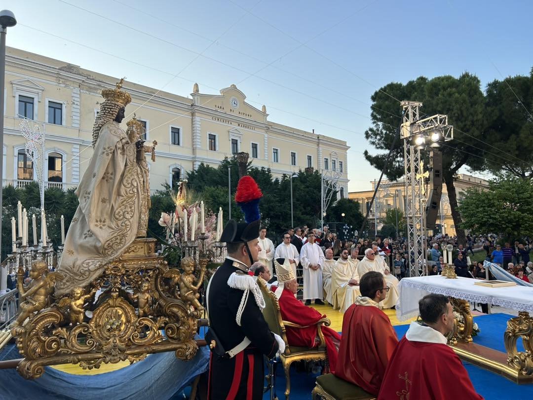 Celebrazione Eucaristica solenne condotta da Sua Eccellenza Mons. Giuseppe Giuliano, Vescovo di Lucera-Troia, con la partecipazione del Capitolo Cattedrale e del Clero.