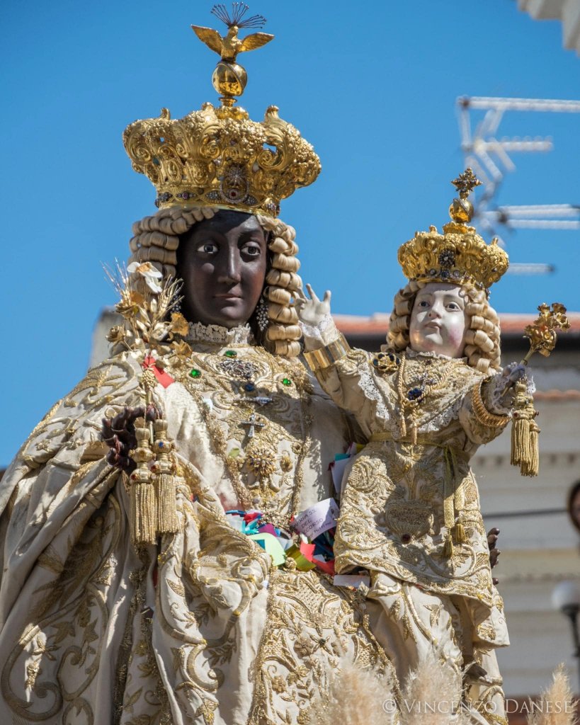 La Madonna del Successo, vestita di tutto punto per la processione