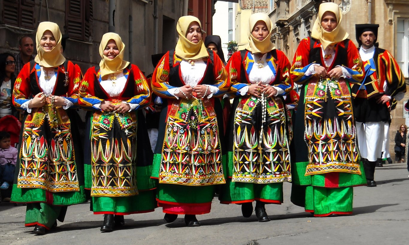 Donne nell'abito tradizionale di Orgosolo alla processione di Sant'Efisio a Cagliari