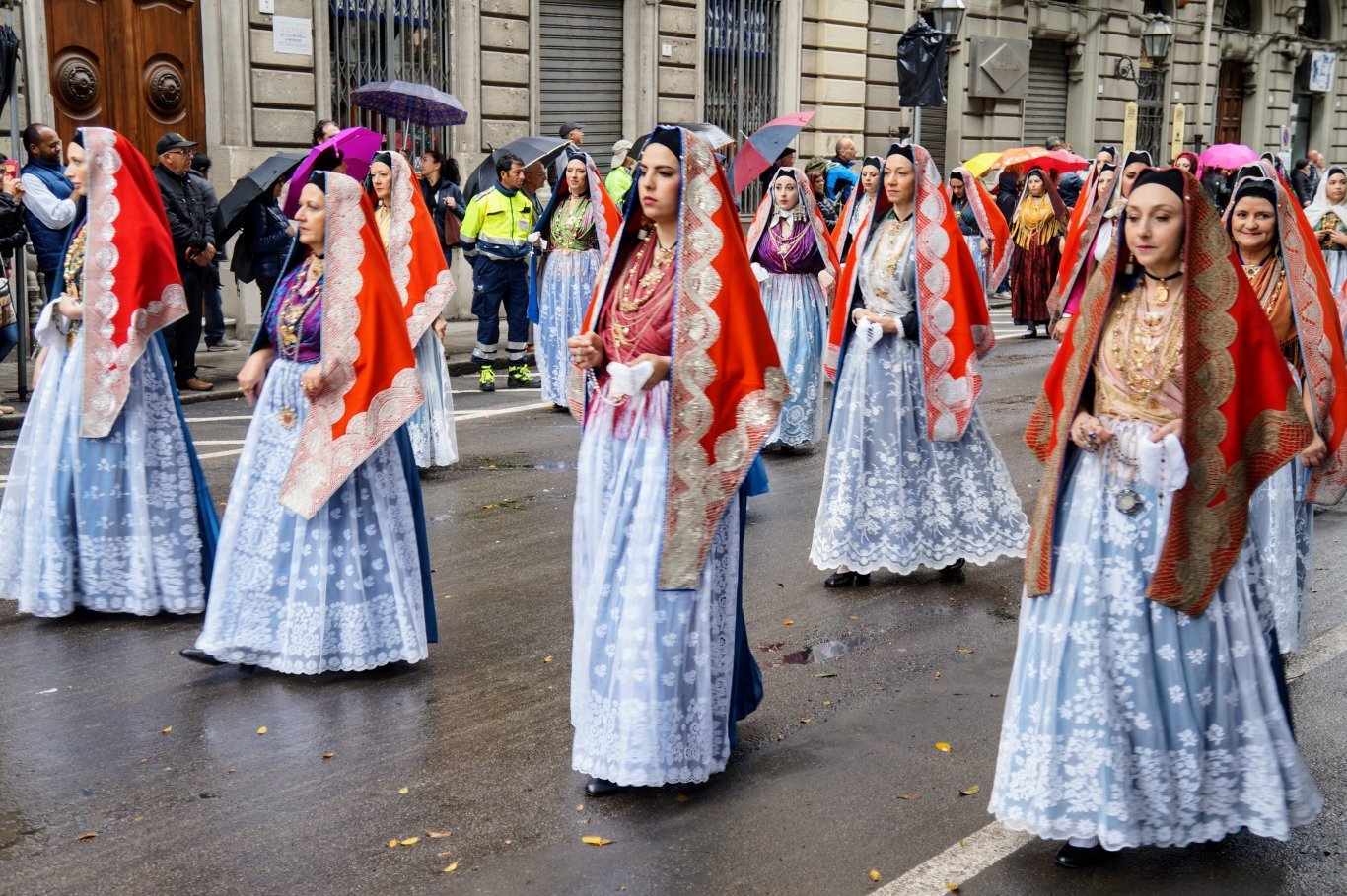 Processione in costume tradizionale durante Sant’Efisio