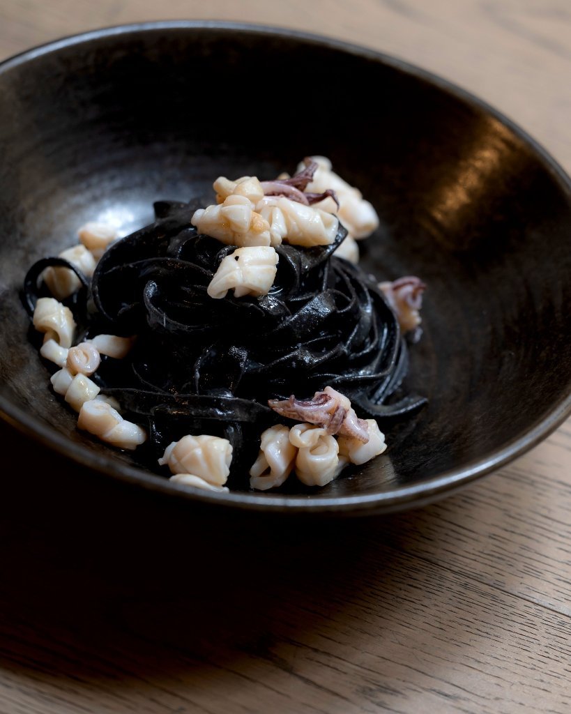 Tagliatelle al nero di seppia con aglio, olio, peperoncino e calamari