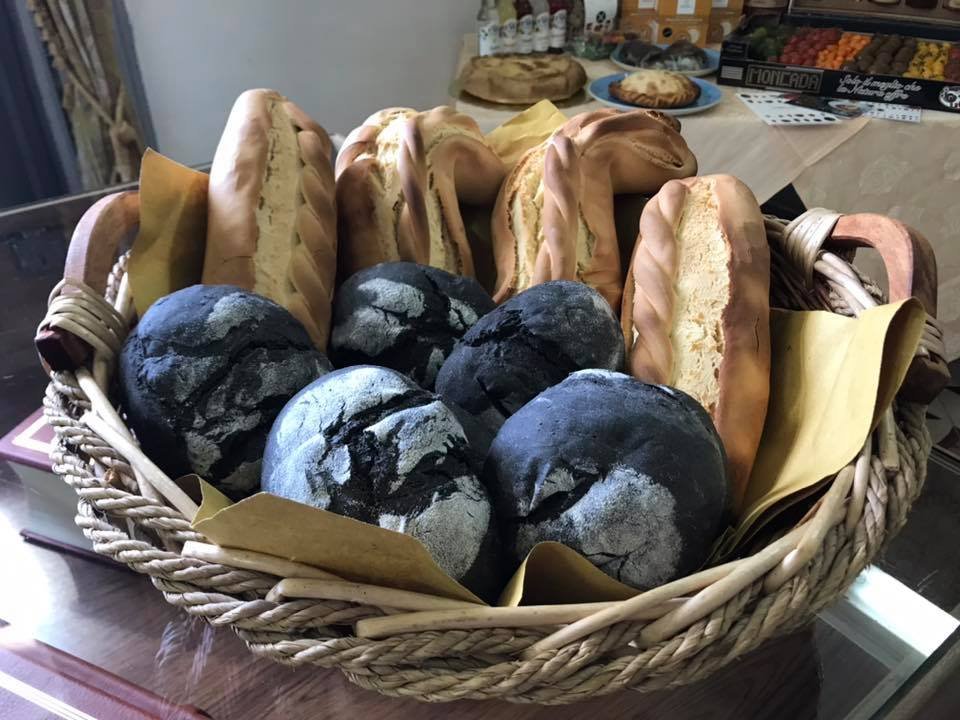 Pane colorato con inchiostro essiccante