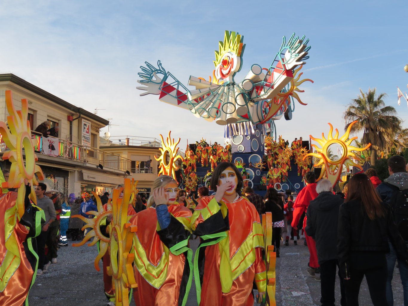 Carro "riempici di gioia", Carnevale di Viareggio 2015