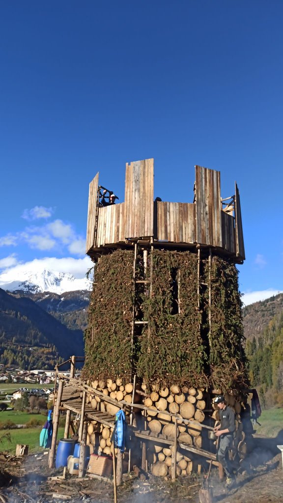 Costruzione della "ase", qui a forma di torre, per i falò del giorno di San Martino