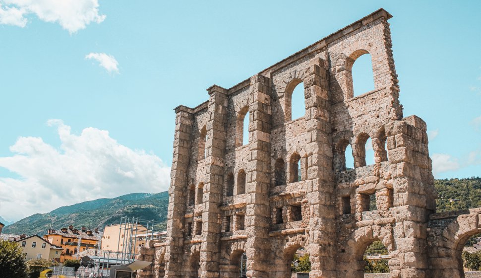 La facciata meridionale del teatro romano di Aosta