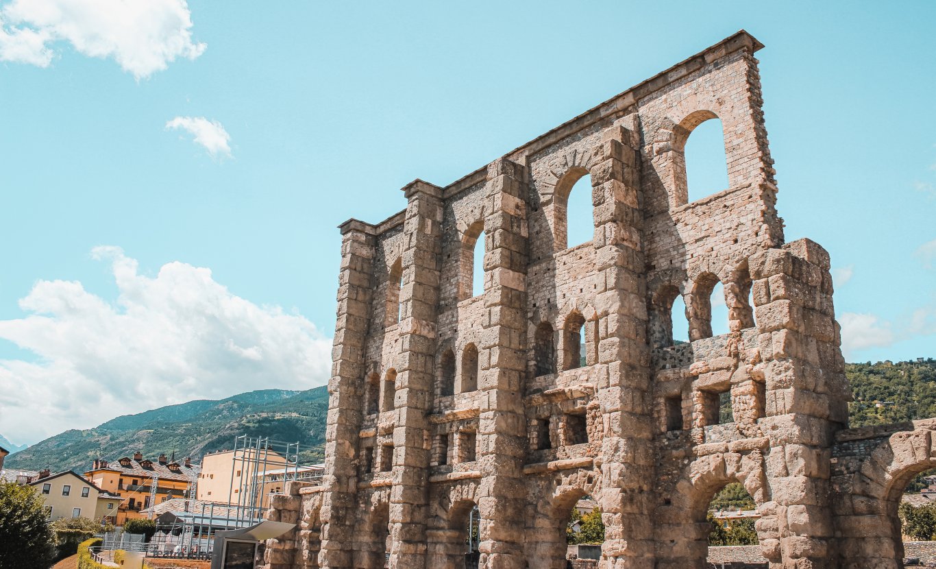 La facciata meridionale del teatro romano di Aosta