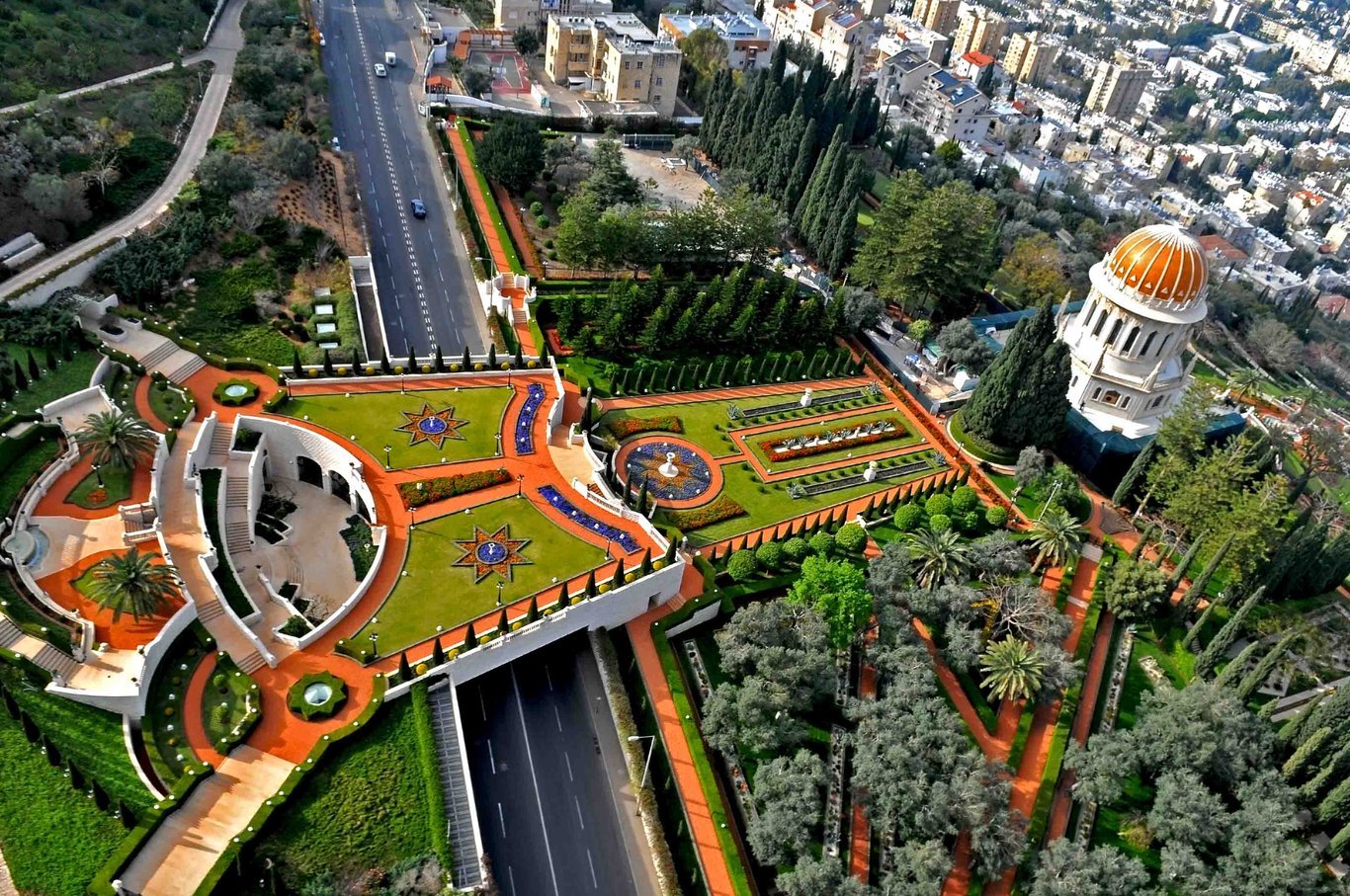 Mausoleo del Báb, precursore della fede bahá'í, che ospita anche le spoglie di 'Abdu'l-Bahá sulle pendici del monte Carmelo, a Haifa, in Israele. Pellegrini provenienti da tutto il mondo vi si raccolgono in preghiera.