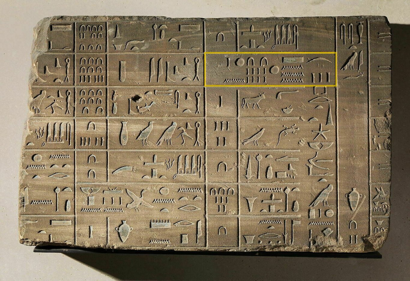 Il "calendario di Elefantina", conservato al Louvre e scoperto nel secolo scorso dall'egittologo francese Auguste Mariette. L'iscrizione riquadrata menziona una data di riapparizione di Sothis, Sirio: 3° mese della stagione del raccolto, 28° giorno.