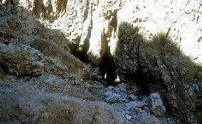 Ingresso della grotta 1, nella quale furono scoperti i primi manoscritti.
