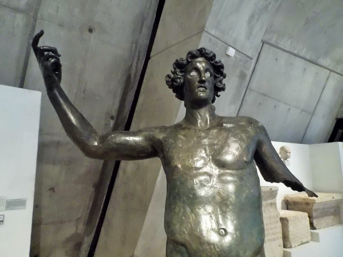 Statua di Marte scoperta nello stesso momento del calendario. Il calendario e la statua sono visibili al museo gallo-romano di Lione. Una riproduzione del calendario e una copia della statua sono visibili al municipio di Coligny.