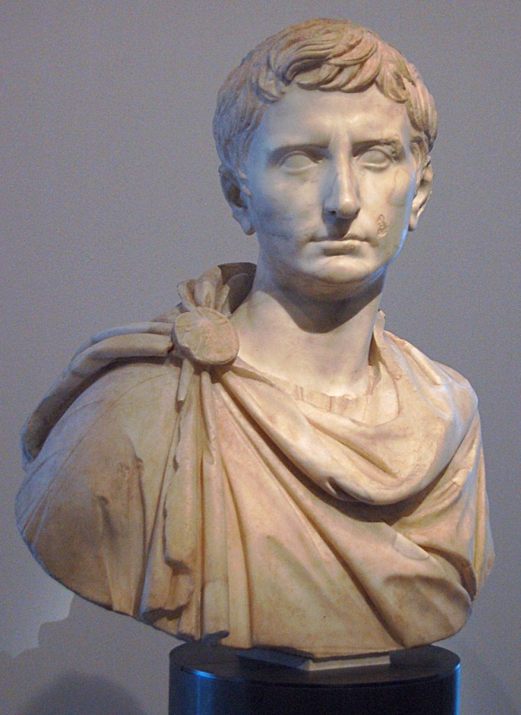 Busto in marmo di Ottaviano, contemporaneo al sovrano, conservato ai Musei Capitolini di Roma.