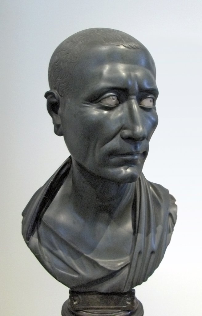 Ritratto di Giulio Cesare, realizzato verso il I secolo d.C., probabilmente in Egitto, in ardesia verde. - 
Quest'opera è chiamata "Grüner Caesar" (Cesare verde) dai tedeschi ed è conservata all'Altes Museum di Berlino.