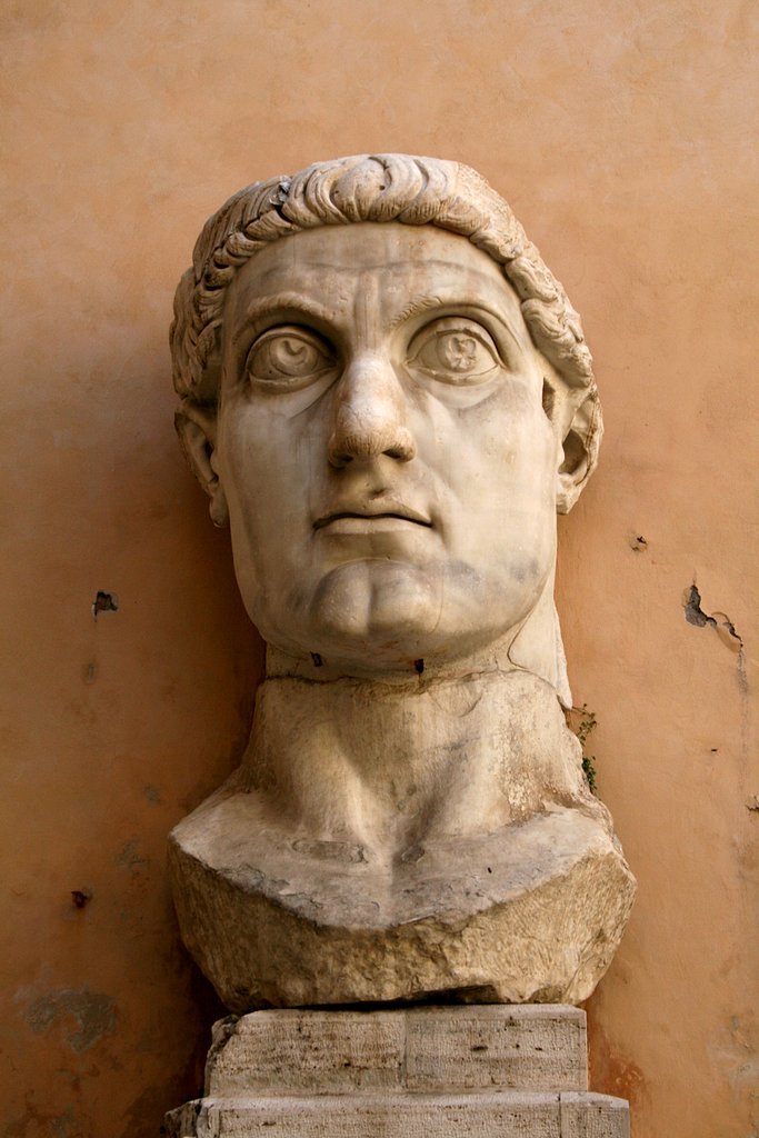 Testa del Colosso di Costantino: questa parte misura 2,60 metri di altezza. Il colosso completo doveva misurare circa 12 metri di altezza.
 - Marmo, opera romana, 312-315 d.C.