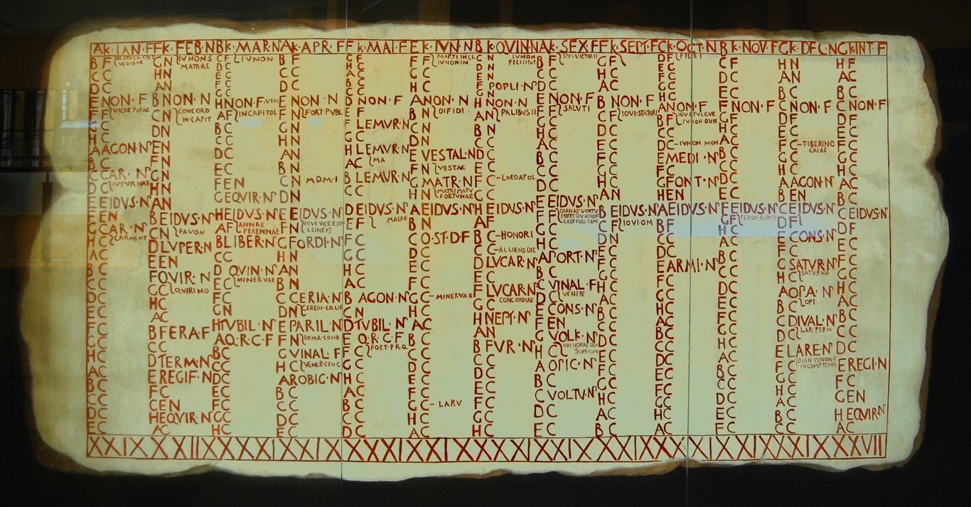 Calendario di Anzio (Fasti Antiates) ricostruito, esposto al Museo del Teatro de Caesaraugusta (Saragozza, Spagna). Questo calendario è datato tra l'84 e il 55 a.C. - 
I frammenti originali sono conservati al Museo delle Terme di Diocleziano, a Roma.
