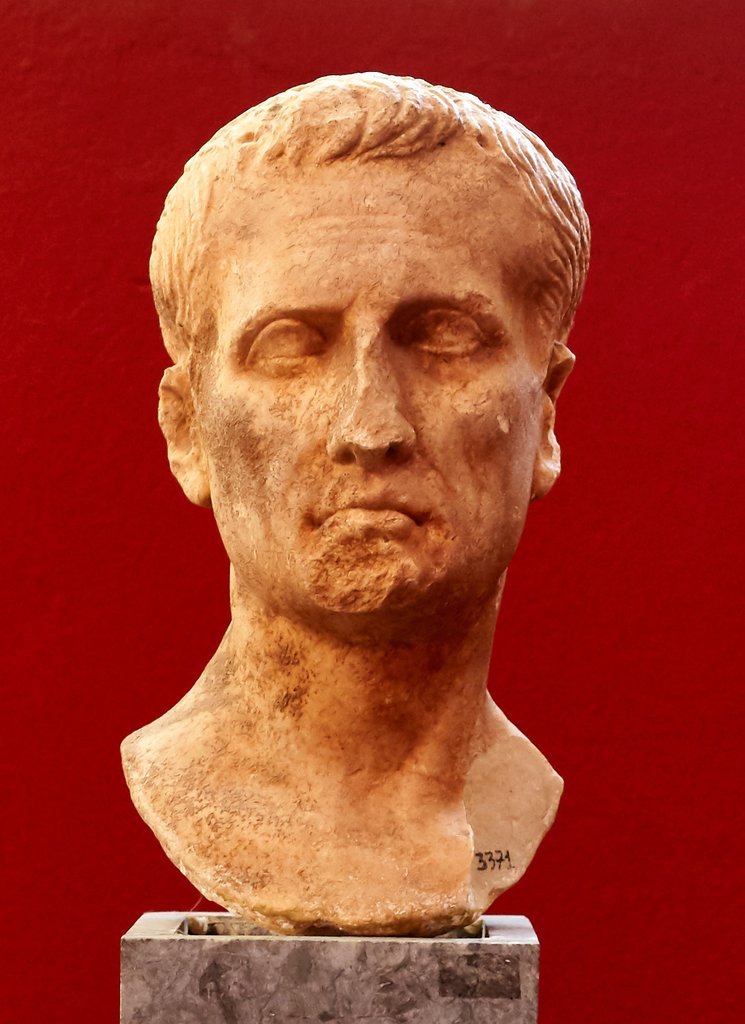 Ritratto di Giulio Cesare al museo archeologico di Sparta, I secolo a.C.
