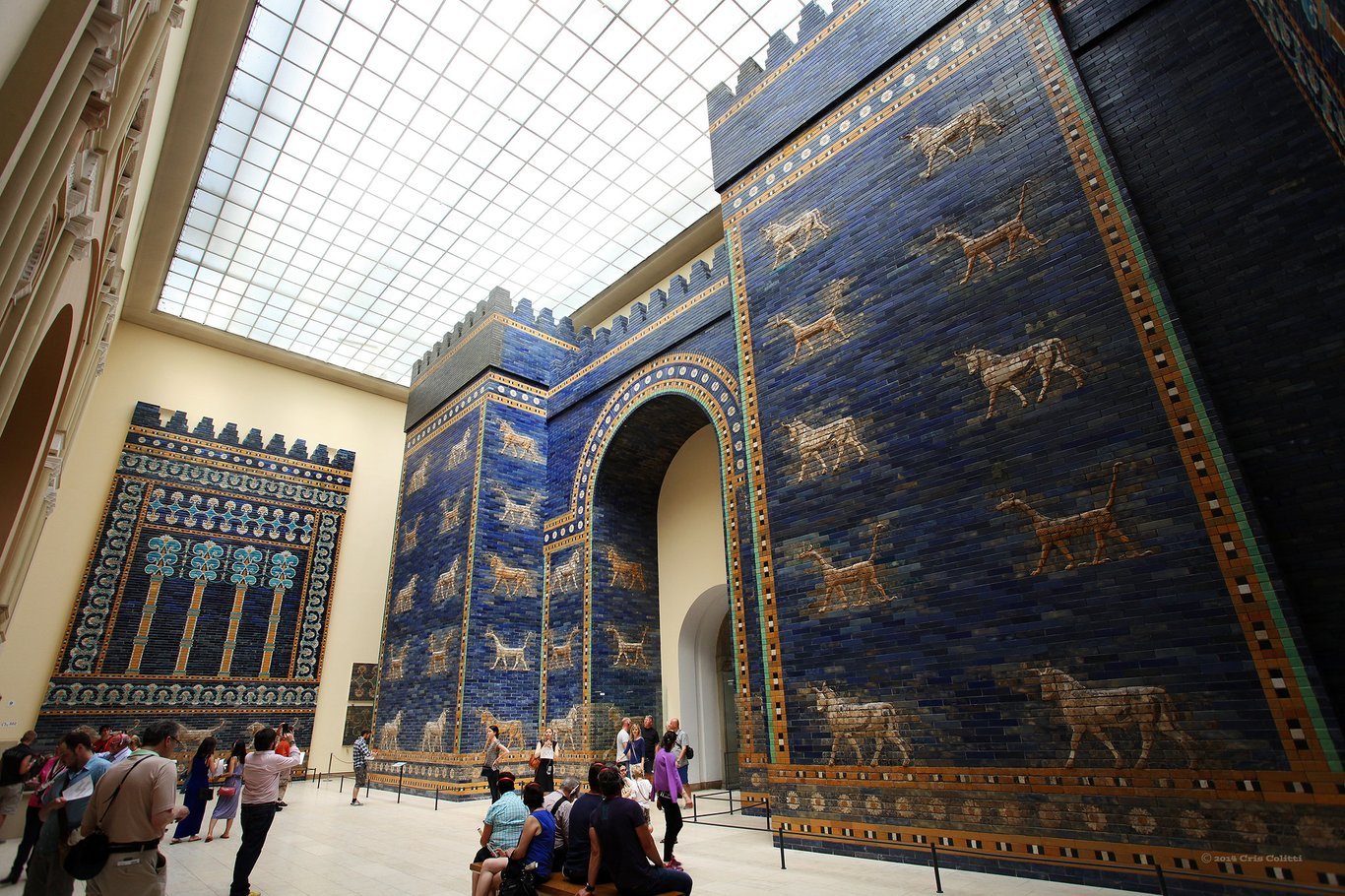 Alessandro Magno entra a Babilonia nel 331 a.C. attraverso la porta di Ishtar, di cui si può vedere sopra una ricostruzione al Pergamon Museum di Berlino.