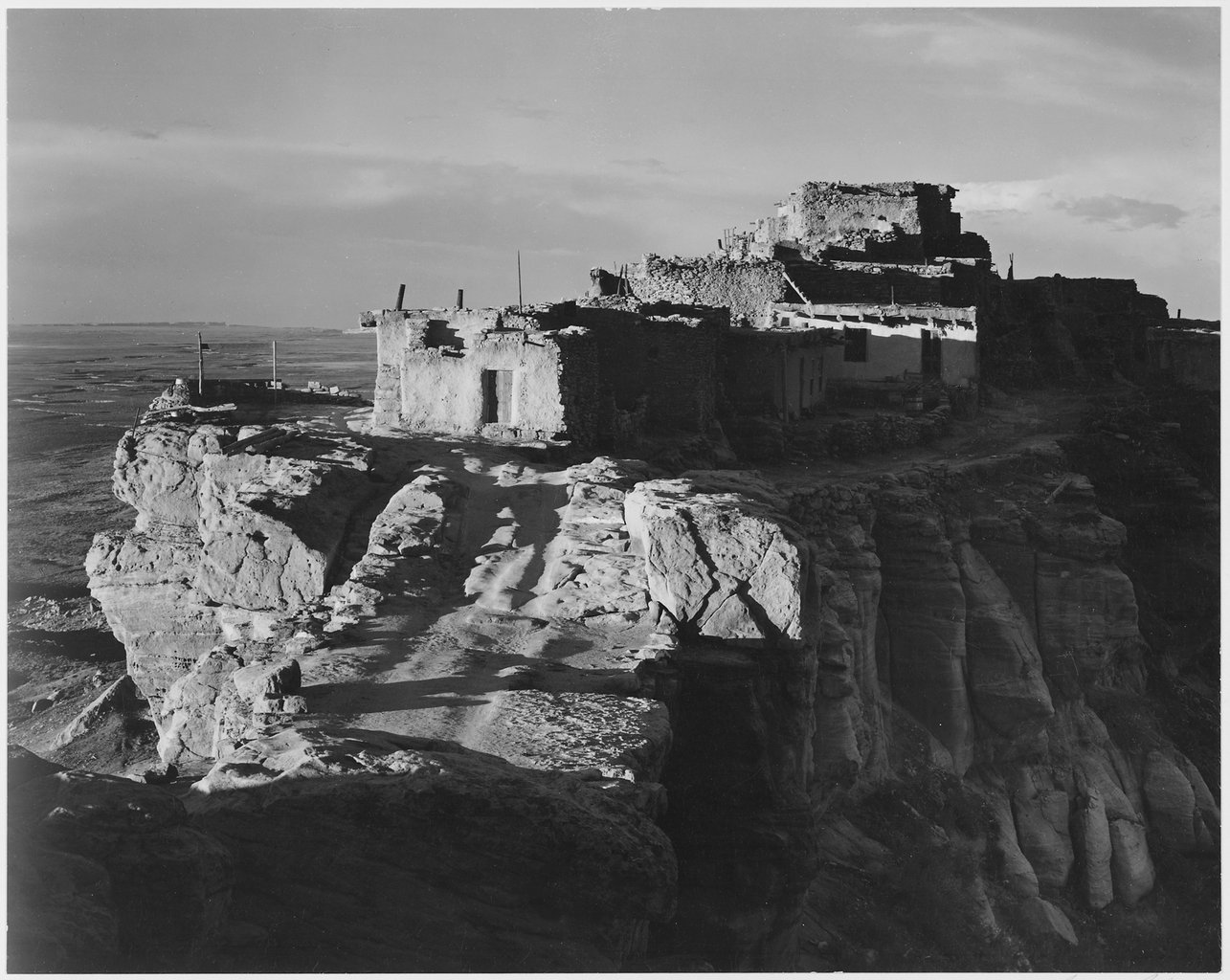 Il villaggio di Walpi, Arizona, fotografia scattata nel 1941 e conservata dalla NARA (National Archives and Records Administration).