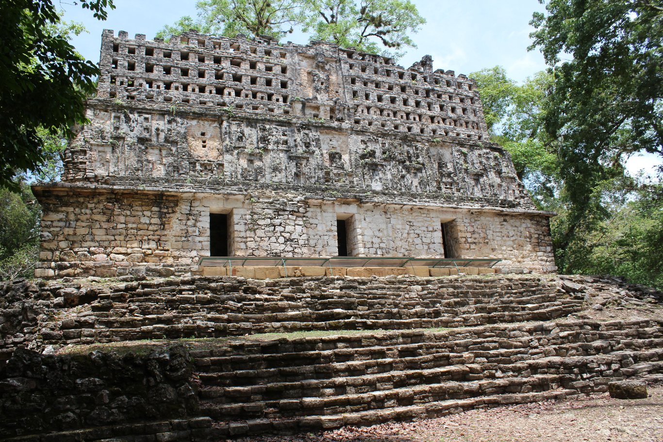 Veduta esterna del tempio maya dell'Uccello a Yaxchilán, fine del periodo classico, VII-IX secolo.