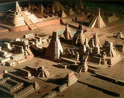 Modello di un centro cerimoniale maya di Tikal al suo apogeo (VIII secolo).