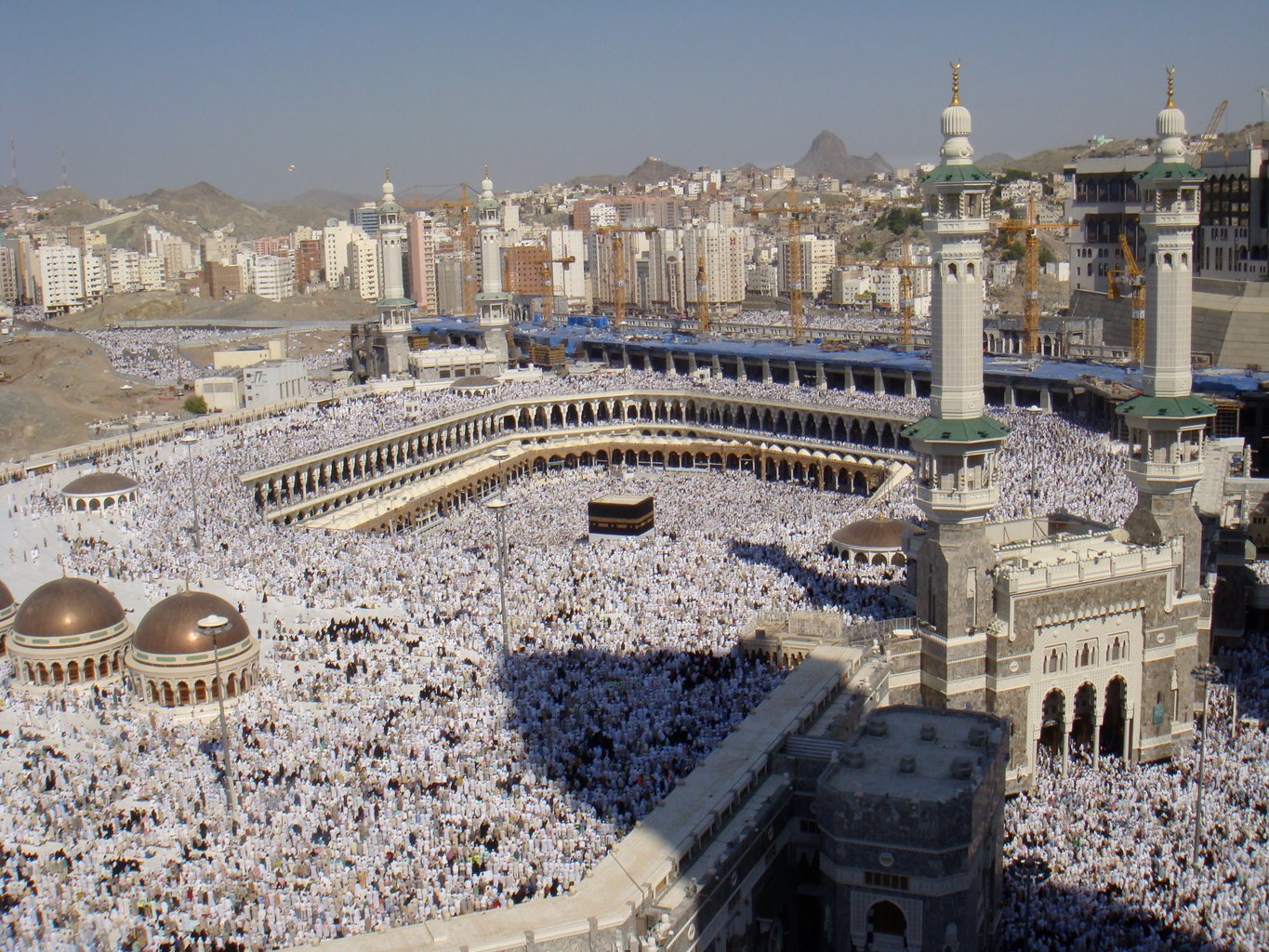 Fotografia aerea della moschea al-Haram, al centro della quale si trova la Ka'ba