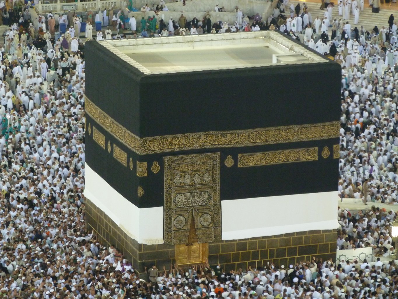 La Kaaba, in arabo الكَعْبة, al centro della moschea