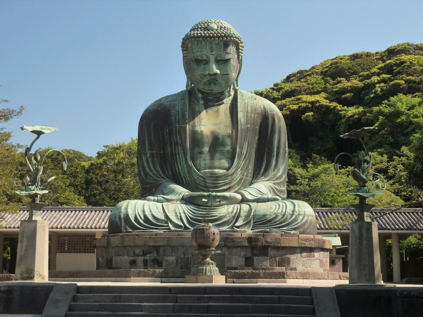 Statua monumentale in bronzo del Buddha, situata al Kōtoku-in, tempio buddhista di Kamakura, in Giappone