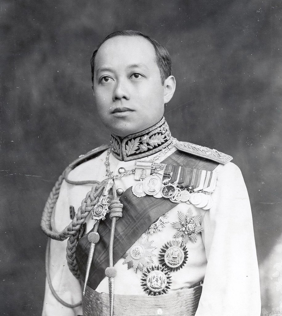 Ritratto del re Vajiravudh (Rama VI) verso il 1920, tratto dagli archivi nazionali della Thailandia