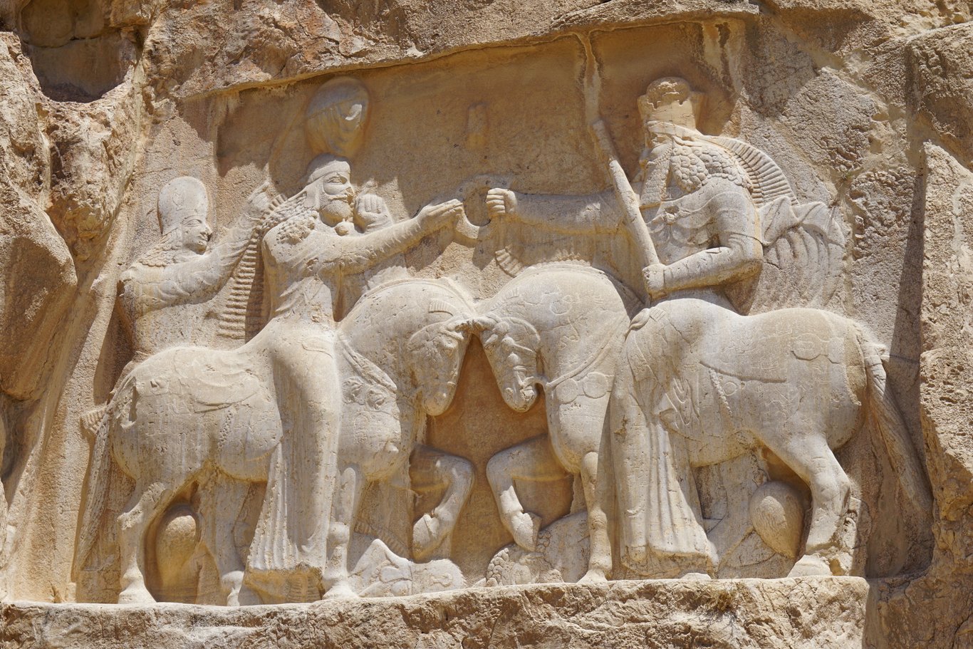 Su questo bassorilievo, Ardashir I riceve il simbolo della regalità dalle mani divine di Ahura Mazda