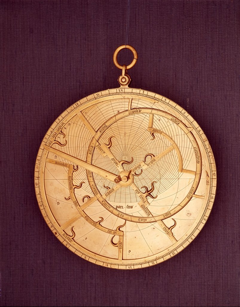 Astrolabio francese del XV secolo, 16 cm di diametro, conservato al Museo astronomico Adler di Chicago