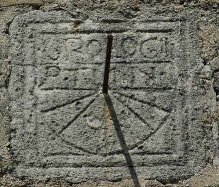 Meridiana canonica incisa su un muro meridionale della chiesa di Notre-Dame-de-Porporières a Mérindol-les-Oliviers, nella Drôme. È pomposamente qualificata come orologio dall'iscrizione che la sovrasta: OROLOGII, e risale al XII o XIII secolo.