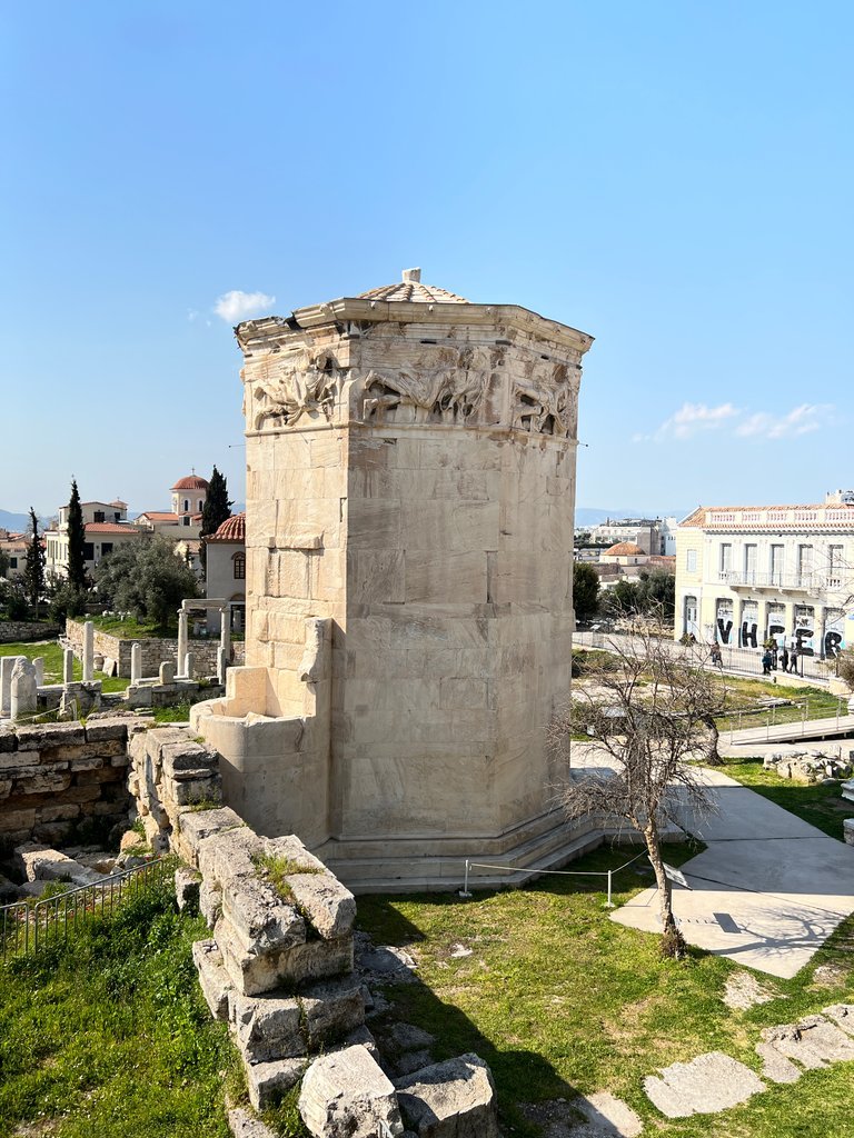 La Torre dei Venti ad Atene, nel 2022; si vede chiaramente la parte del serbatoio