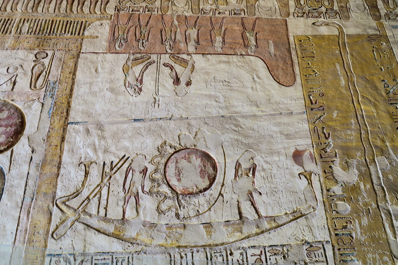 Prima ora del Libro delle Porte. È l'inizio del lungo viaggio del dio Sole nella sua barca durante le dodici ore della notte (tomba di Ramses VII).