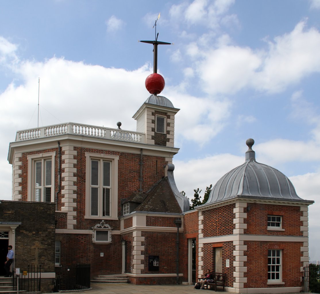 Il Royal Greenwich Observatory di Londra, nel giugno 2017.
Prima del 1948, l'osservatorio di Greenwich portava il nome di Royal Observatory. Nel 1948 fu trasferito a Herstmonceux Castle, nel Sussex, e divenne il Royal Greenwich Observatory.