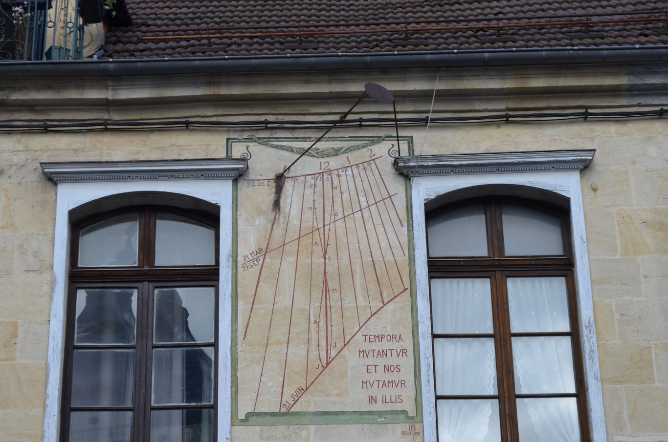 Una meridiana a Pontarlier. Al centro si può vedere l'analemma che rappresenta l'equazione del tempo e permette di effettuare le correzioni tempo medio / tempo vero